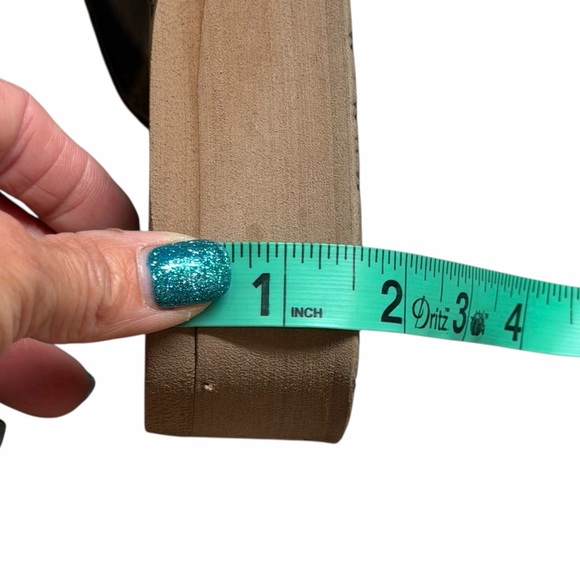 10/$25🦋 Yellow Box Slavica Tan & Gold Rhinestone Sandals - Size 7.5 - Picture 13 of 14